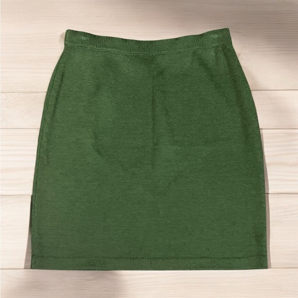 Vintage St. John Collection by Marie Gray Green Santana Knit Suit Size 2. - Picture 7 of 10